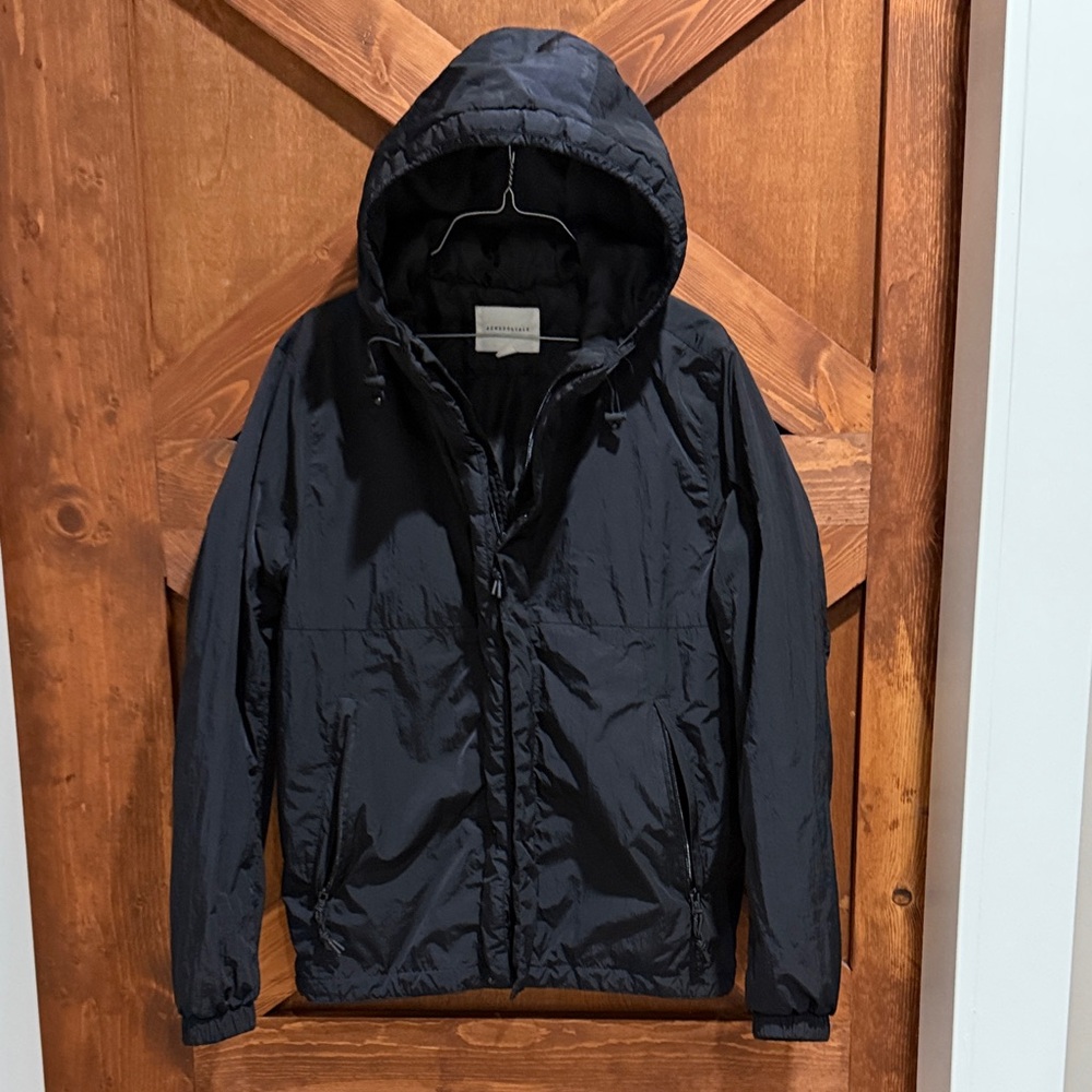 Men’s Aeropostale Black Hooded Windbreaker Size S smoke free home